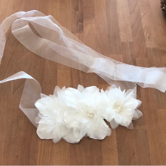 🆕David’s Bridal Floral Sash - Picture 1 of 4